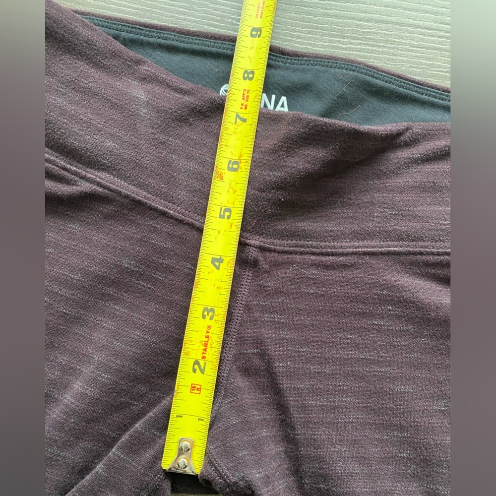 Aritzia TNA dark purple mid rise leggings, very flattering! Stretchy & comfy - Picture 5 of 7